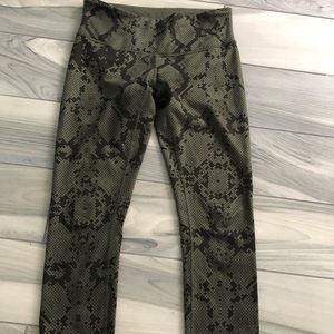 EUC Lululemon Fatigue/Black Snakeskin Crop Sz 6